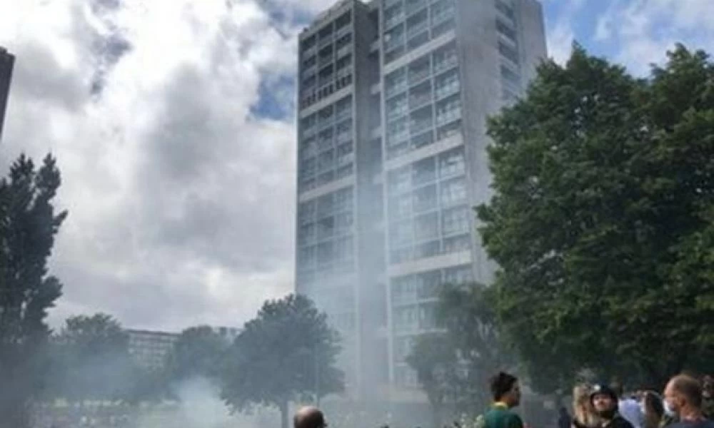 Συναγερμός στο Λονδίνο από πυρκαγιά που ξέσπασε σε συγκρότημα κατοικιών